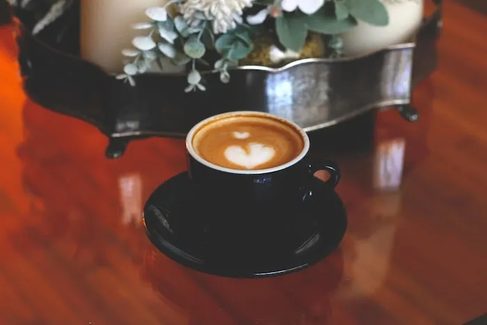 Café caliente de especialidad Café caliente de especialidad en Flat White Condesa