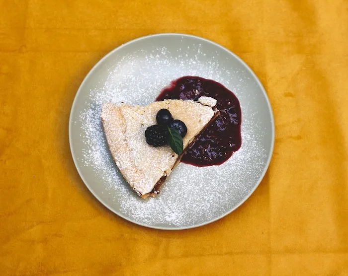 Postres y pan de la casa Postre casero con frutos rojos en Flat White Condesa